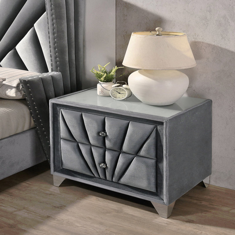 Table de chevet pour chambre à coucher 1pc avec structure rembourrée, tissu gris, boutons décoratifs en cristal, plateau en verre, pieds chromés