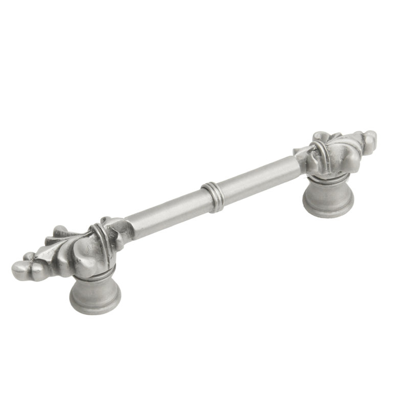 Poignée classique Charl Allemagne avec petits fleur de lys aux extrémités, 4", Satin