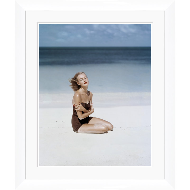 «Vogue Magazine», Liz Benn assis sur une plage, «John Rawlings, 1 juillet 1953», H 35,5 po x l 30 po