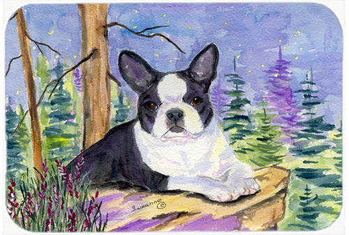Boston Terrier sur une planche à découper en verre