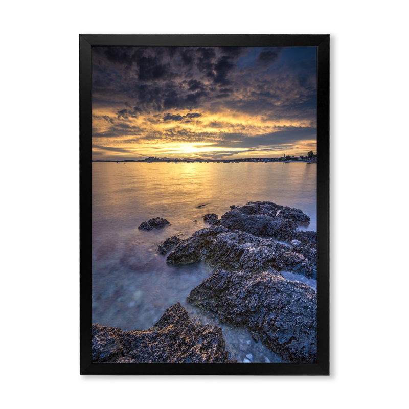 Coucher de soleil sur la mer III - photographie sur toile, H 20 po x l 12 po, Cadre photo noir