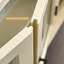 Blanc massif + bois manufacturé + vitrines