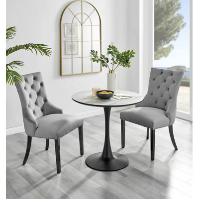 Table de salle à manger blanche effet marbre et 2 chaises de luxe en velours