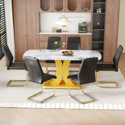 Ensemble de table et de chaises Table de salle à manger en verre trempé de 71 pouces recouverte d'autocollants texturés en marbre blanc, jumelée à 6 chaises noires avec pieds en métal doré