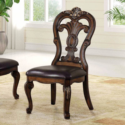 Deux chaises de style traditionnel pour l'intérieur