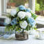 Arrangement floral rose dans un vase en verre