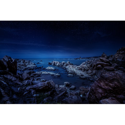 Nuit mystérieuse sur la côte rocheuse par Sankai