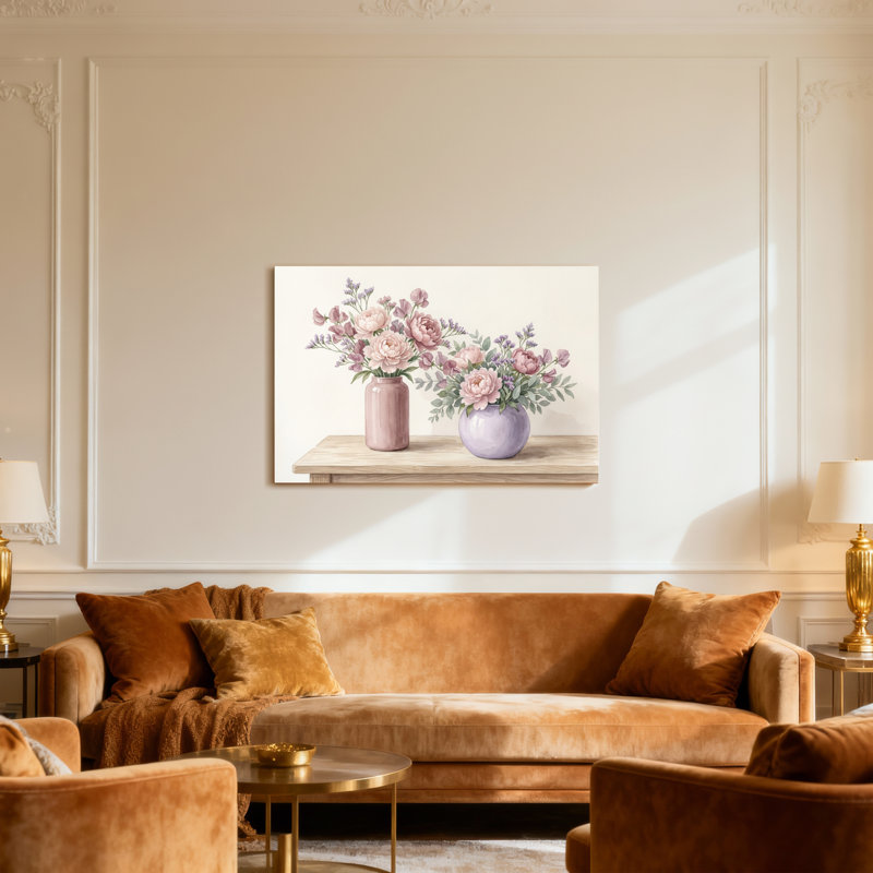 Arrangement floral de plantes et de fleurs dans des vases pastel sur une tablette en bois, H 24 po x l 36 po
