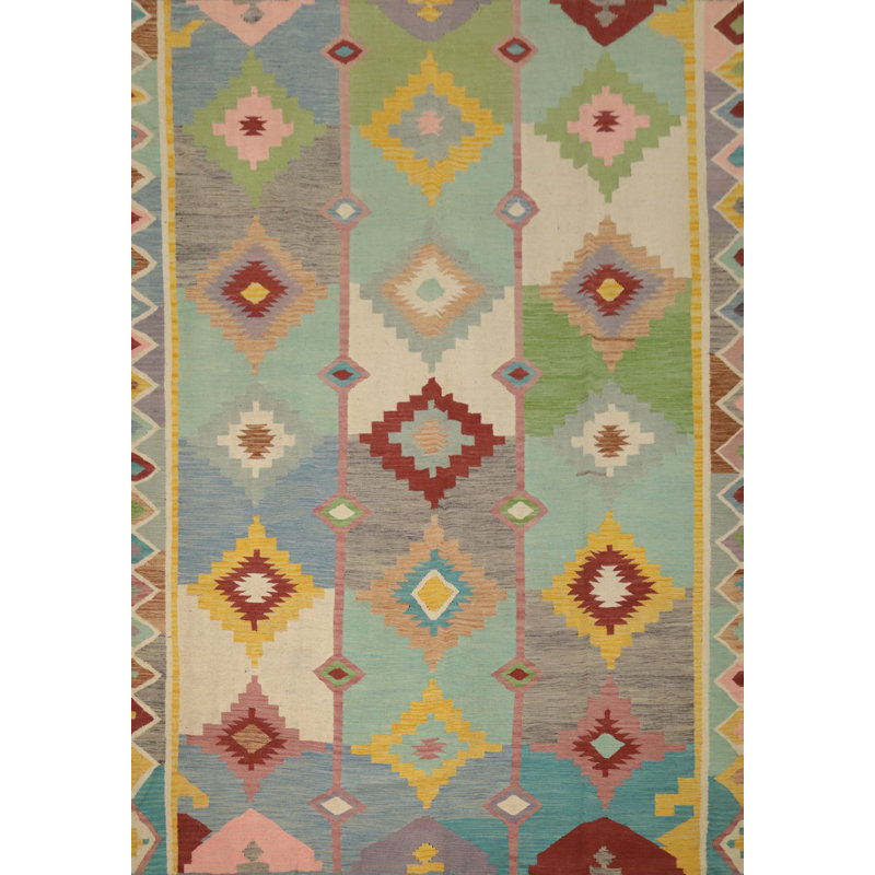 Le tapis vibrant Kilim 8 x 10 ajoutera une touche de couleur à votre espace