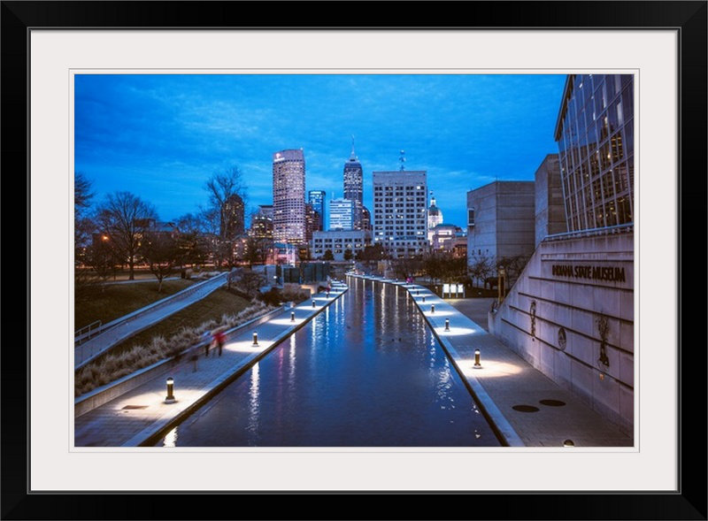 «The Indianapolis Riverwalk in the Early Evening», reproduction de photo, H 28 po x l 38 po x P 1 po, Cadre noir