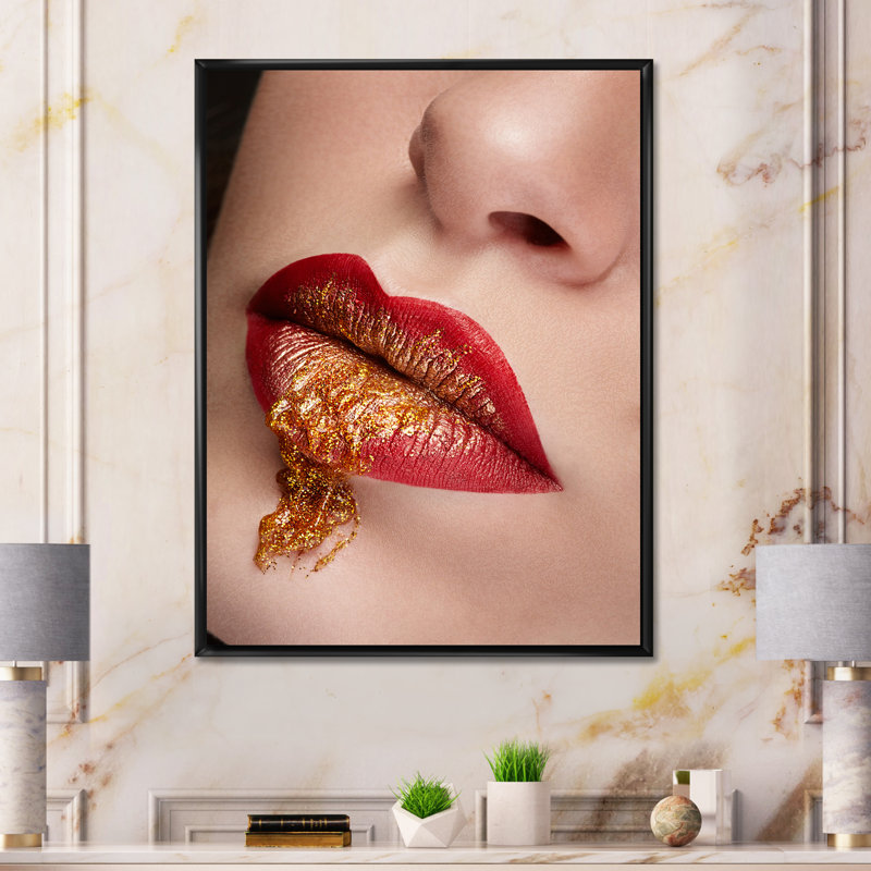 Gros plan sur les lèvres avec un maquillage rouge et or - Photographie sur toile, H 20 po x l 12 po x P 1po