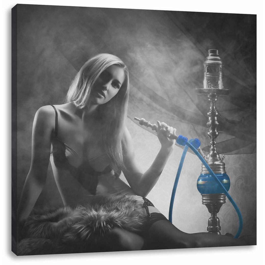 Leinwandbild Frau neben Shisha