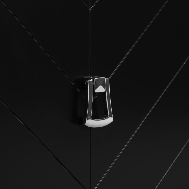 Buffet noir à quatre portes avec des motifs géométriques complexes et des poignées rétro, pour le salon, le bureau d'entrée, l'écurie simple à assembler dans des motifs élaborés, la vie en métal, les salles d'étude, la construction