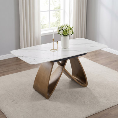 Table de salle à manger en pierre frittée de 165 cm avec pattes en X en laiton brossé, pour 4 à 6 personnes.