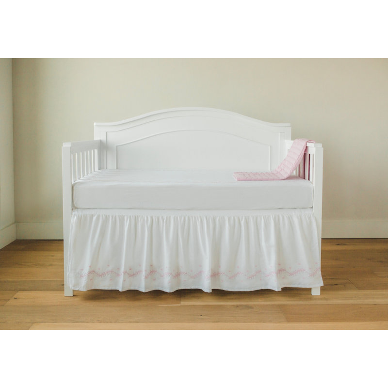 Jupe de lit de bébé brodée Blush