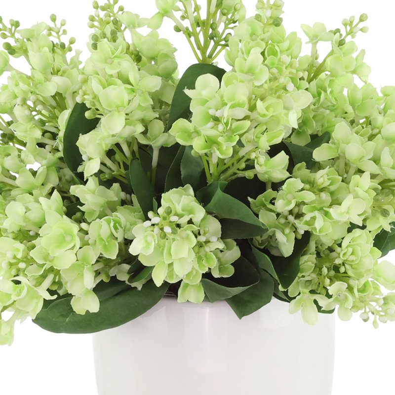 Lilas disposés dans un pot en céramique