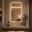 Miroir de salle de bain rétroéclairé par DEL de 122 x 61 cm (48 x 24 pouces), miroir de courtoisie rectangulaire arrondi à intensité variable avec fonction antibuée et mémoire.