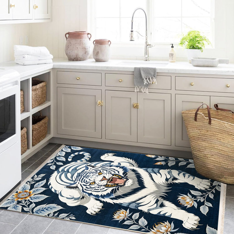 Tapis décoratif moderne à motif tigré blanc et fleurs sur fond bleu marine à motif tissé de la collection Tokyo