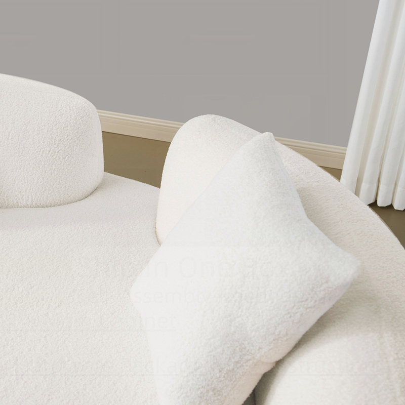 Élégant canapé incurvé avec coussin mi-ferme et tissu en peluche durable pour les espaces de vie modernes, Blanc
