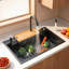 Évier de cuisine à cuve en acier inoxydable noir de 84 cm x 56 cm avec robinet de cascade et planche à découper