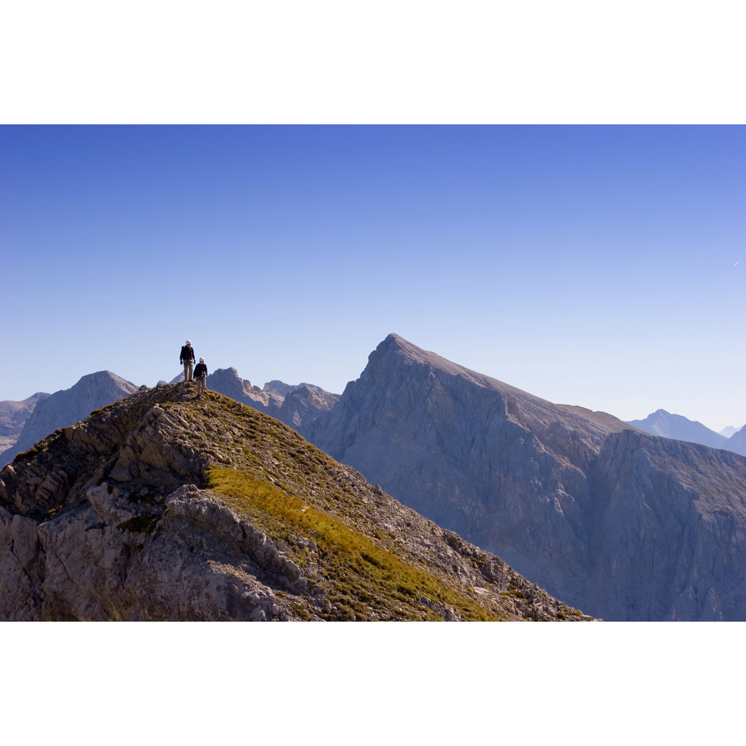 Zwei Bergsteiger auf dem Gipfel eines Berges von Lightpix - Kunstdrucke ohne Rahmen auf Leinwand