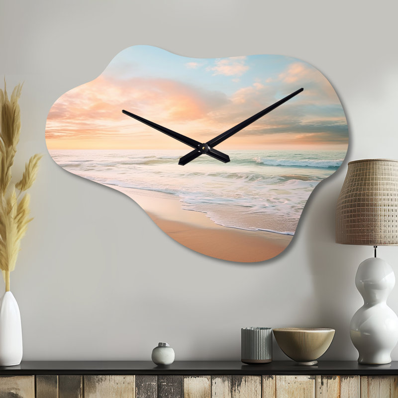 Beach Photo Coastal Tranquillity I - horloges métalliques en nuage de plage, horloge murale asymétrique en métal beige, Petit