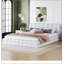 Grand lit plateforme tapissier avec rangement intégré, combinant confort, style et solutions peu encombrantes pour les chambres à coucher modernes.
