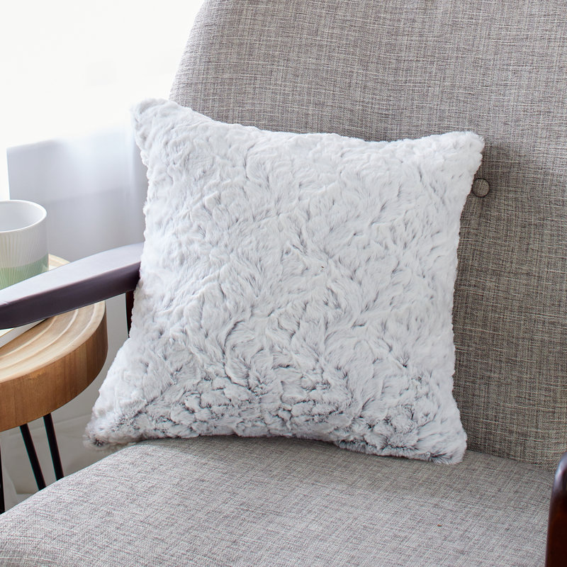 Coussin intérieur en fausse fourrure, 6 po x 22 po, Renard argenté Fauxchilla