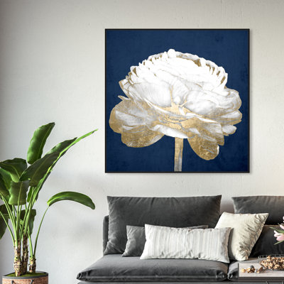 " White Gold Luxe Flower, Luxury Flower Petals Traditional Blue "