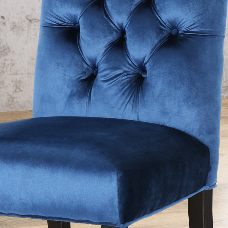 Paire de chaises de salle à manger Kd, revêtues de velours bleu marine, dossier et plateau couronné, haute fabrication, P 21,33 po x l 25,63 po H 40,71 po, matériaux 17,29 lb