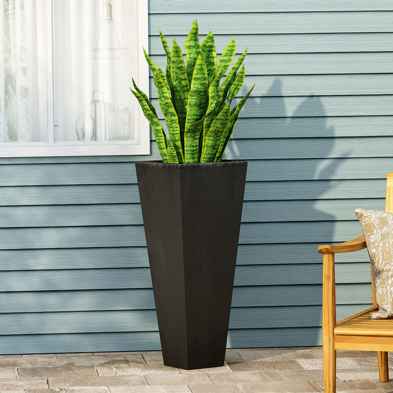Charmante jardinière d'extérieur en pierre moulée pour rehausser l'esthétique du jardin