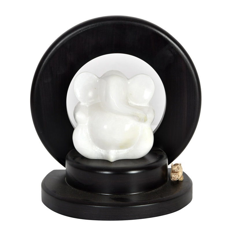 Ganesha assise sur un piédestal en bois
