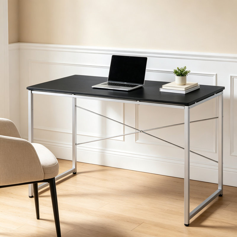Coiffeuse minimaliste moderne de 119 cm (47 po) avec structure en métal chromé – Grand plateau noir mat, design ouvert sans tiroirs, idéal pour la chambre à coucher ou comme bureau d'ordinateur à domicile.