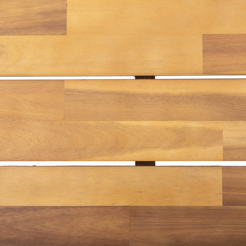Chic et table basse en bois - Coussins pour le plaisir d'extérieur