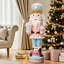 Soldat rose casse-noisette 4 pi avec gâteau, décoration des Fêtes à piles-430843169