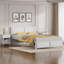 Ensemble de chambre à coucher grand lit 3 pièces Kempst, ensemble de lit plateforme et table de chevet en bois moderne, ensemble de meubles de chambre à coucher de style maison de campagne industriel en blanc, aucun sommier nécessaire-1799342000-1799342001