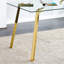 Table de salle à manger rectangulaire avec surface en verre trempé et pieds en métal doré, objet intérieur moderne au goût minimaliste-904226176