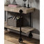 Bureau industriel classique avec tablette inférieure ouverte et plateau en bois reproduit de ton naturel de style moderne avec structure en acier