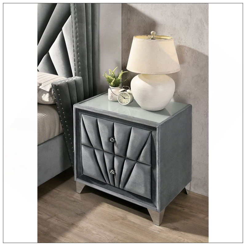 Superbe table de chevet entièrement rembourrée en tissu avec pieds chromés, parfaite pour les chambres modernes et élégantes