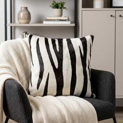 Coussin 18 "en cuir de vache noir et blanc cassé