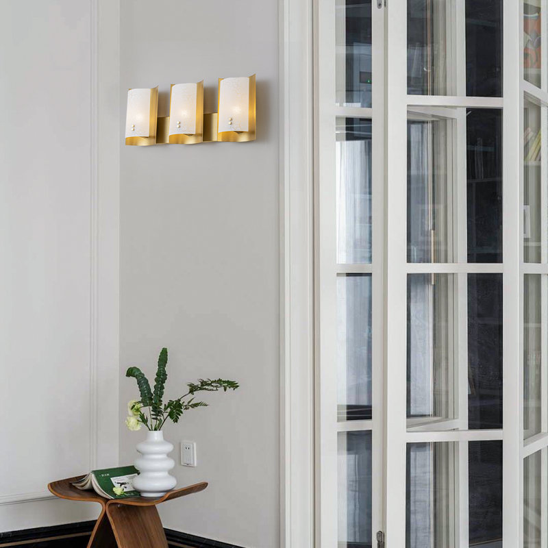 Applique murale de salle de bain 3 lumières en laiton brossé moderne à 3 lumières avec abat-jour en verre craquelé doré 24 po