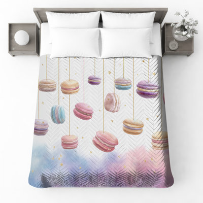 Couvre-lit suspendu avec macarons suspendus et étoiles