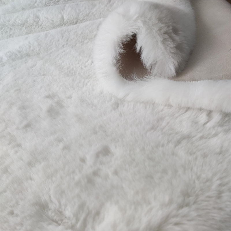 Tapis rond en fausse fourrure blanche à poils longs tissé à la machine Camela, Rond 5 pi 11 po