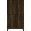 Armoire d'appoint à 4 portes en pin foncé, détails traditionnels, tablettes fixes, grand charme rustique autoportant dans l'espace de vie principal, conception fonctionnelle réglable pour les espaces transitionnels