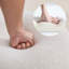 Tabouret de repose-pieds blanc en tissu Teddy-131176093