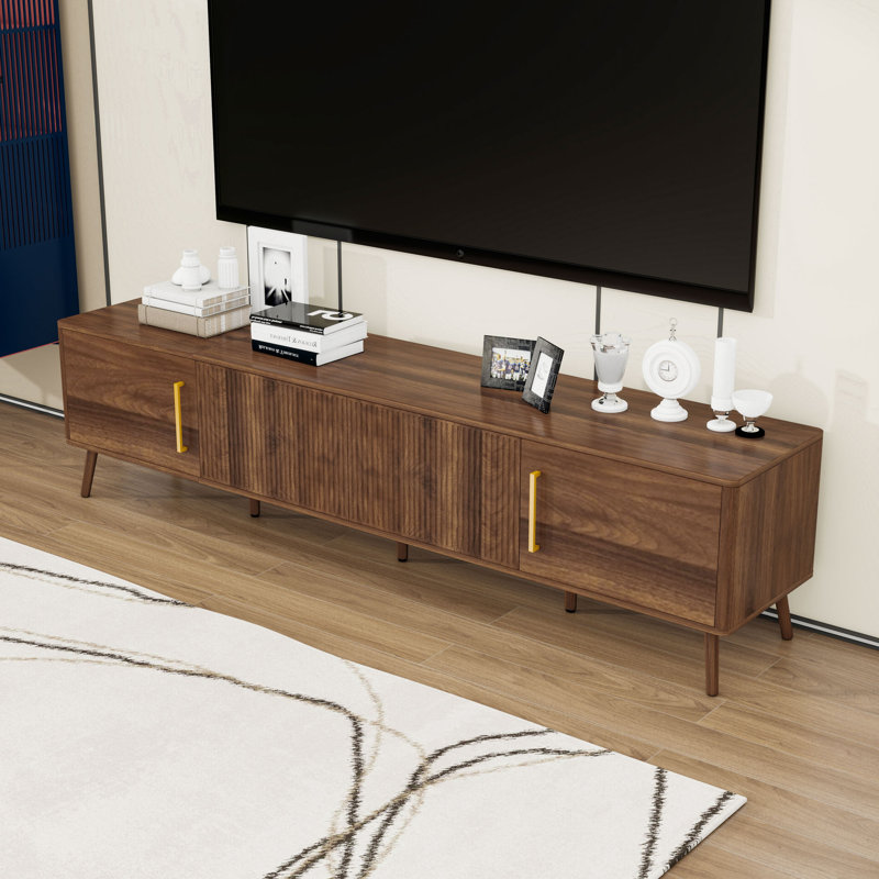 Meuble télé élégant en bois avec portes cannelées, rangement spacieux, gestion des câbles et pieds en bois massif