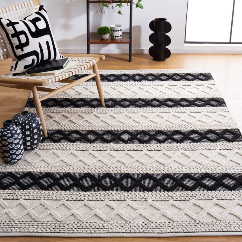 Hand Woven Wool/Cotton Geometric Rug in Ivory/Black, Rectangle 8' x 10'