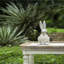 Statue de lapin en ciment patiné