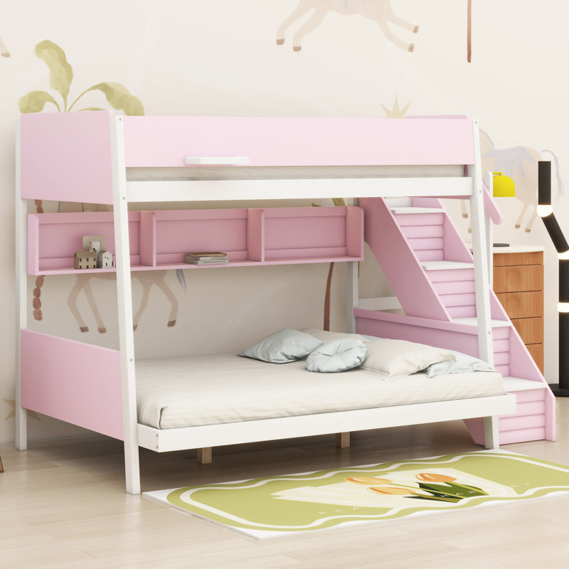Le lit superposé avec escalier rayé et tablettes latérales ajoute un espace de rangement durable aux chambres familiales modernes