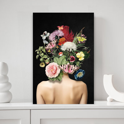 Femme avec tête de fleur colorée élégante fleur de papillon nature sereine